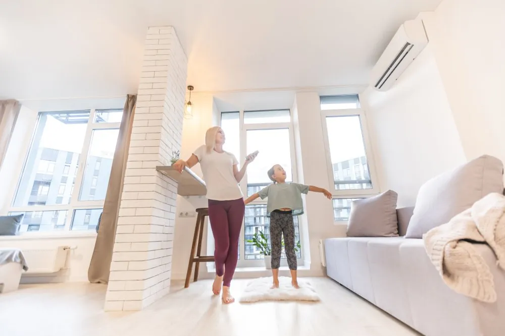 Mère et fille profitant d'un air sain à la maison