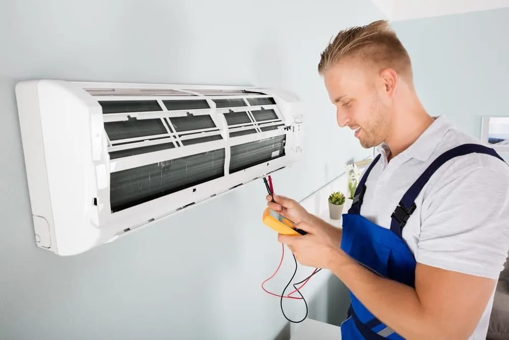 Technicien SP Ventilation effectuant l'entretien d'une installation